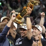 Les C's du jeune coach Joe Mazzulla (au centre) ont remporté un 18e titre record en NBA KEYSTONE/AP/Charles Krupa
